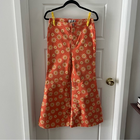 FREE PEOPLE Bell-bottom flare jeans flower print bright orange US Size 28 - Picture 2 of 4